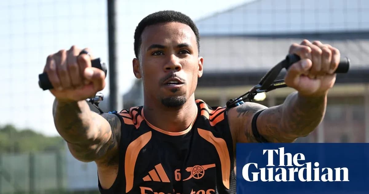 Jugador entrenando con equipo de resistencia en campo