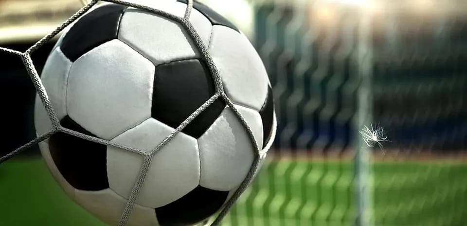 Balón de fútbol atrapado en la red de gol