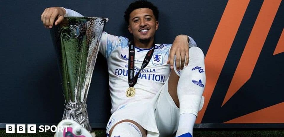 Jugador sosteniendo trofeo de la UEFA en celebración