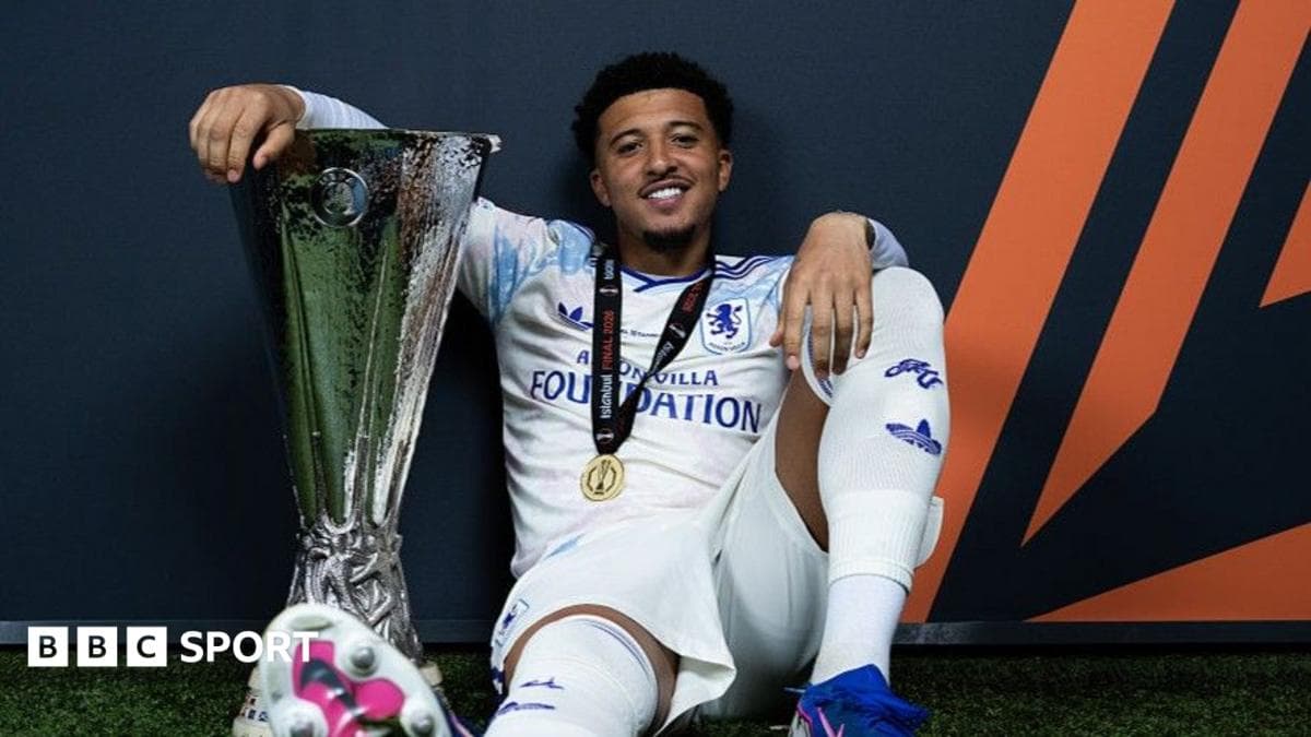 Jugador sosteniendo trofeo de la UEFA en celebración