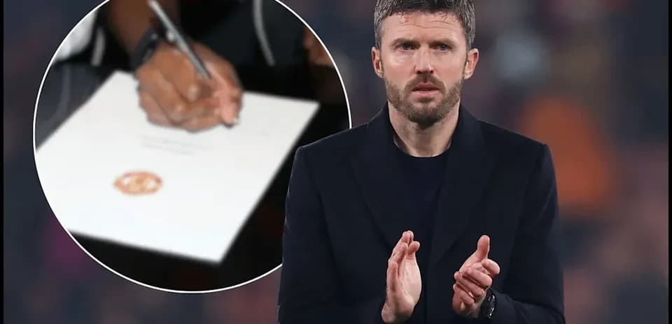 Michael Carrick aplaudiendo en un evento deportivo