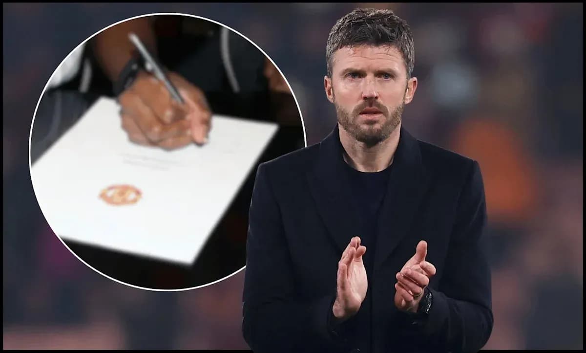 Michael Carrick aplaudiendo en un evento deportivo
