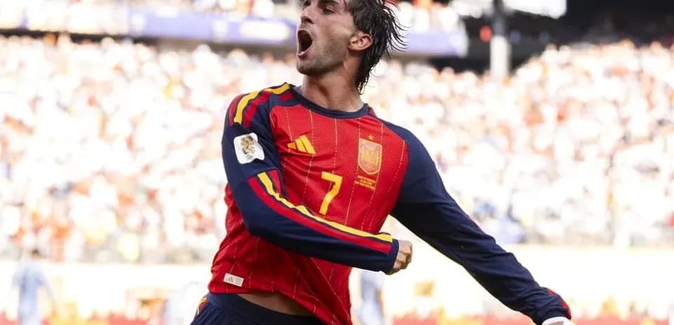 Jugador de España celebrando un gol en el estadio