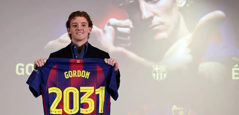 Jugador presenta camiseta del FC Barcelona con su nombre