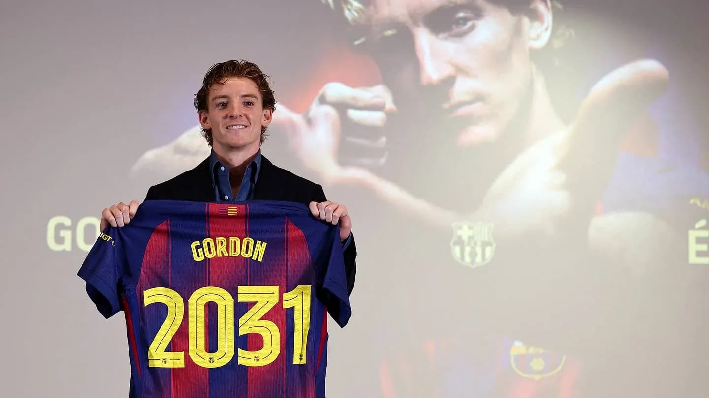 Jugador presenta camiseta del FC Barcelona con su nombre
