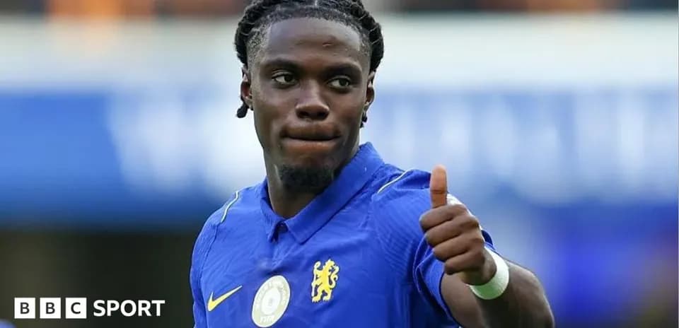 Jugador de Chelsea levantando el pulgar durante partido