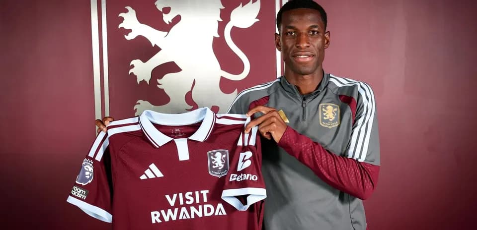 Jugador sosteniendo camiseta de Aston Villa en presentación