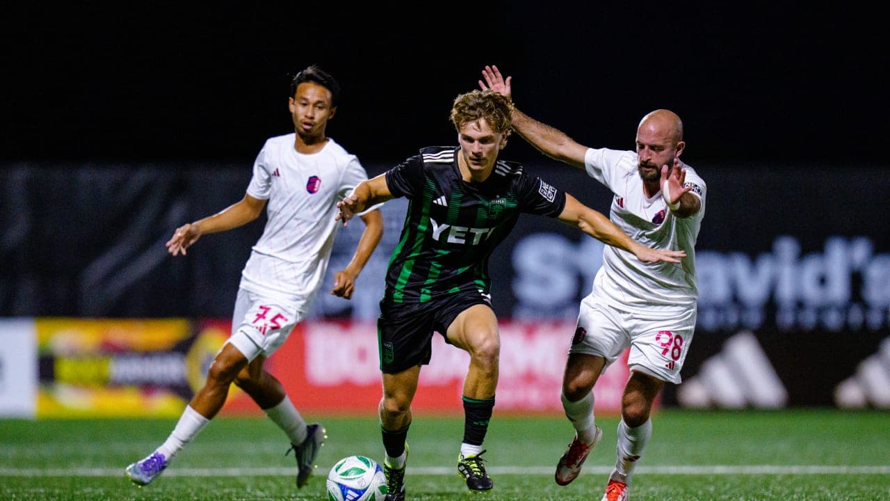 Jugador de Austin II esquivando a dos rivales