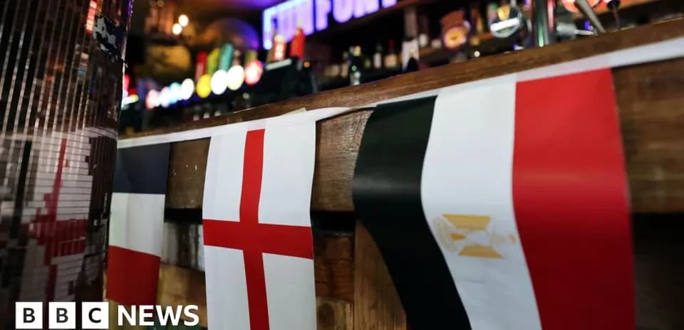 Banderas de Francia, Inglaterra y Egipto en bar