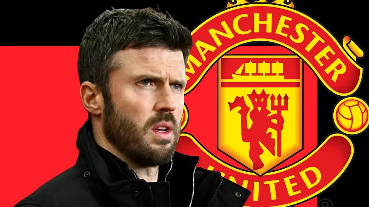 Entrenador con logo de Manchester United de fondo