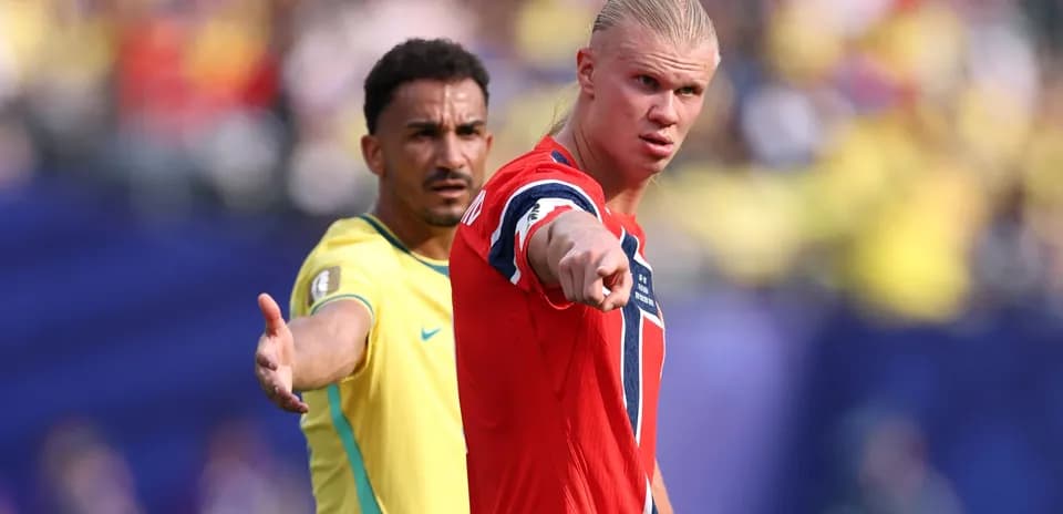 Jugadores de Noruega y Brasil discutiendo en el campo