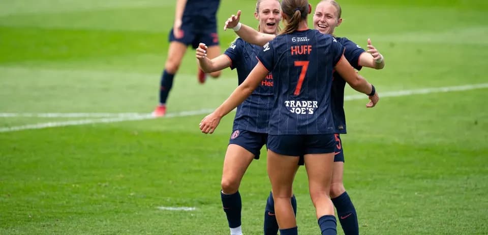 Jugadoras celebrando un gol en el partido