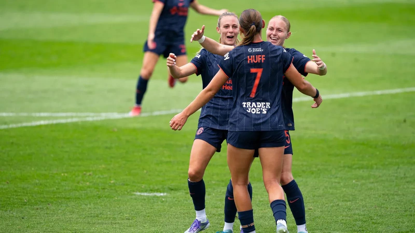 Jugadoras celebrando un gol en el partido