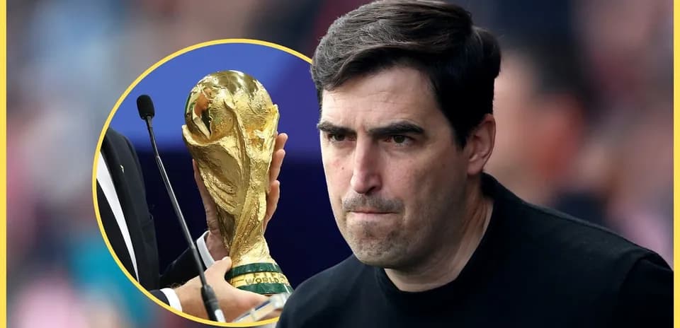 Entrenador mirando la Copa del Mundo en evento