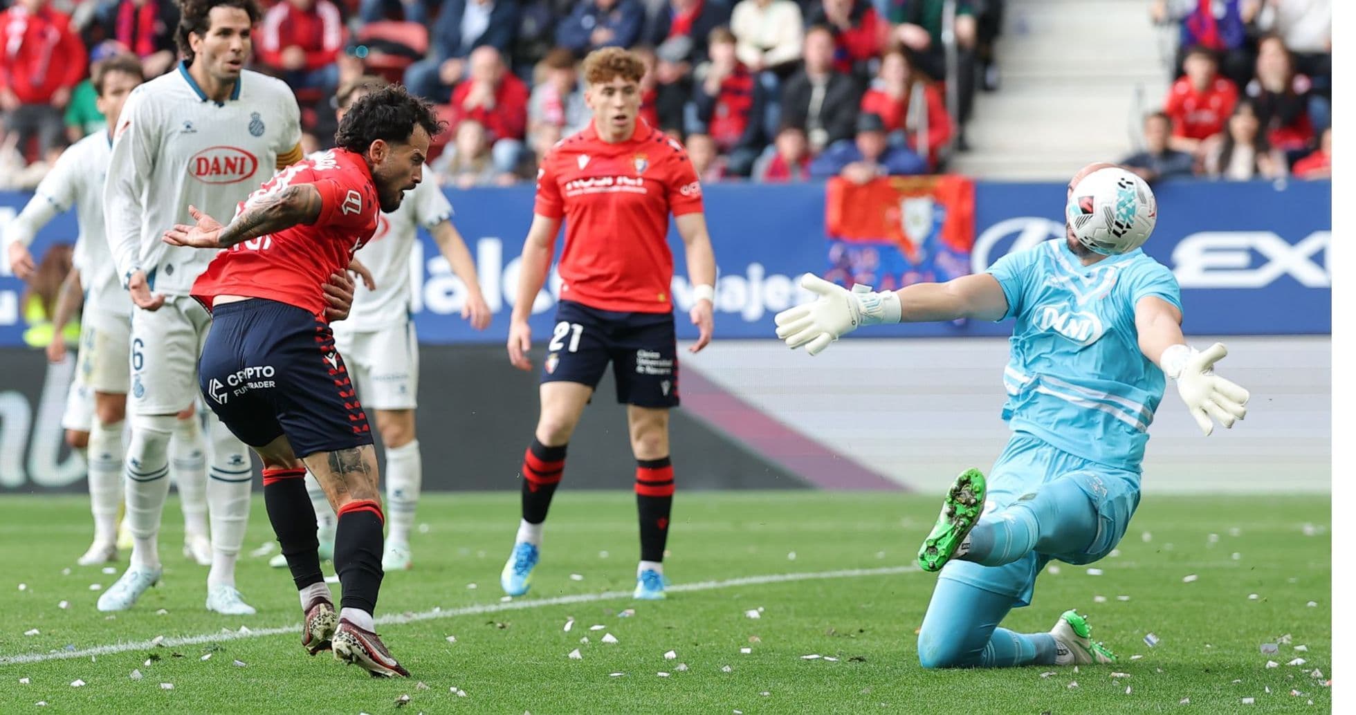 Un jugador de Osasuna frente al portero de Espanyol