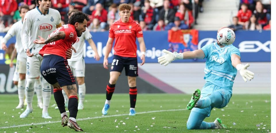 Un jugador de Osasuna frente al portero de Espanyol