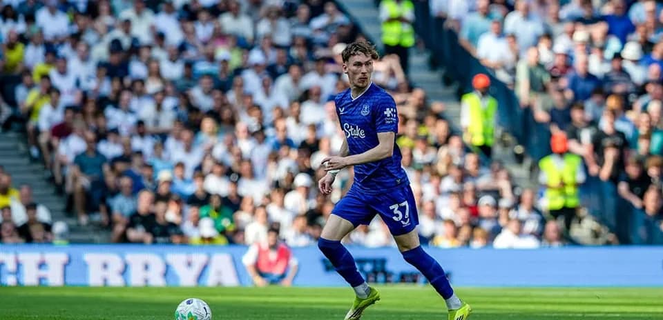 Jugador de Everton en acción durante el partido