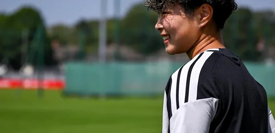 Jugador de fútbol en el campo durante entrenamiento