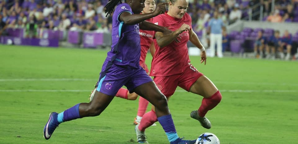 Jugadora del Orlando Pride driblando el balón