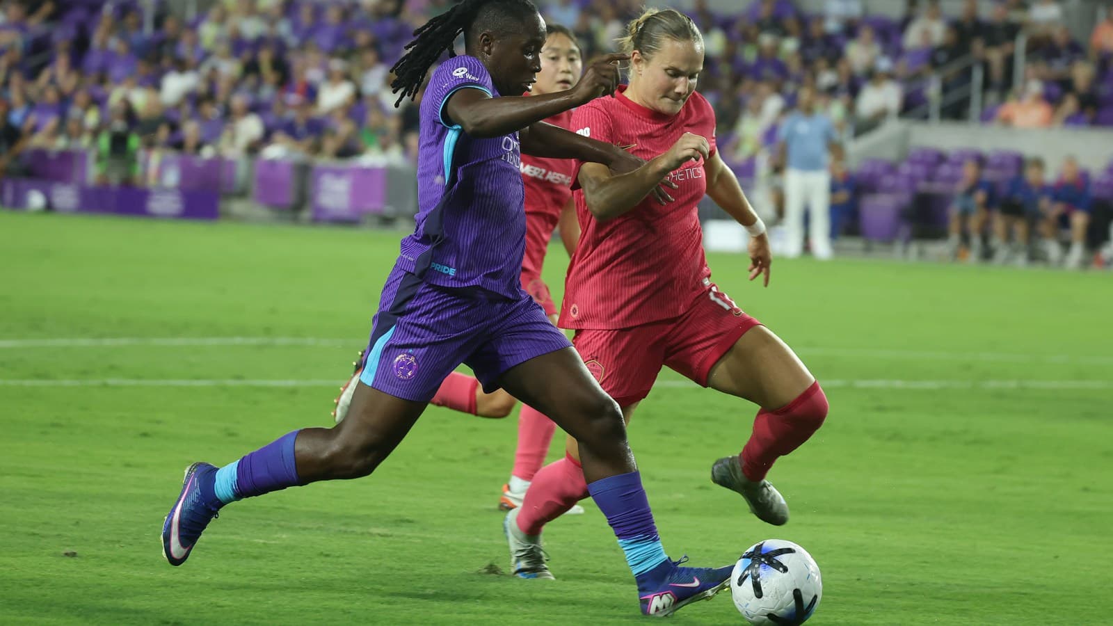 Jugadora del Orlando Pride driblando el balón