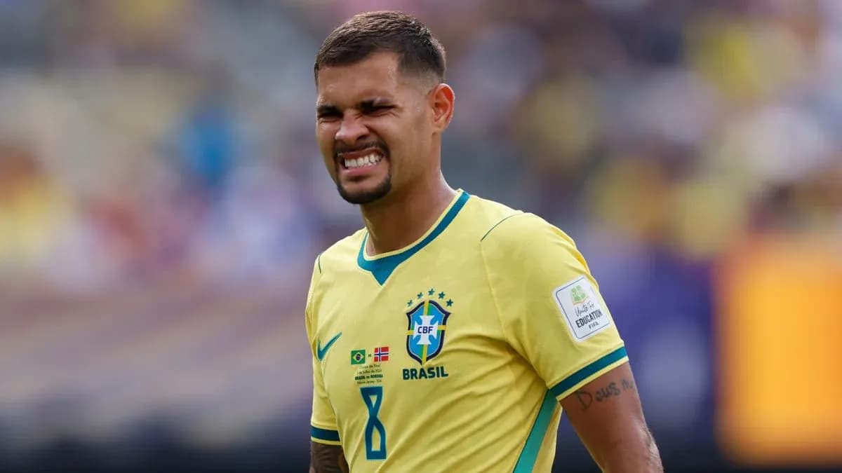 Jugador de Brasil con camiseta amarilla en el campo
