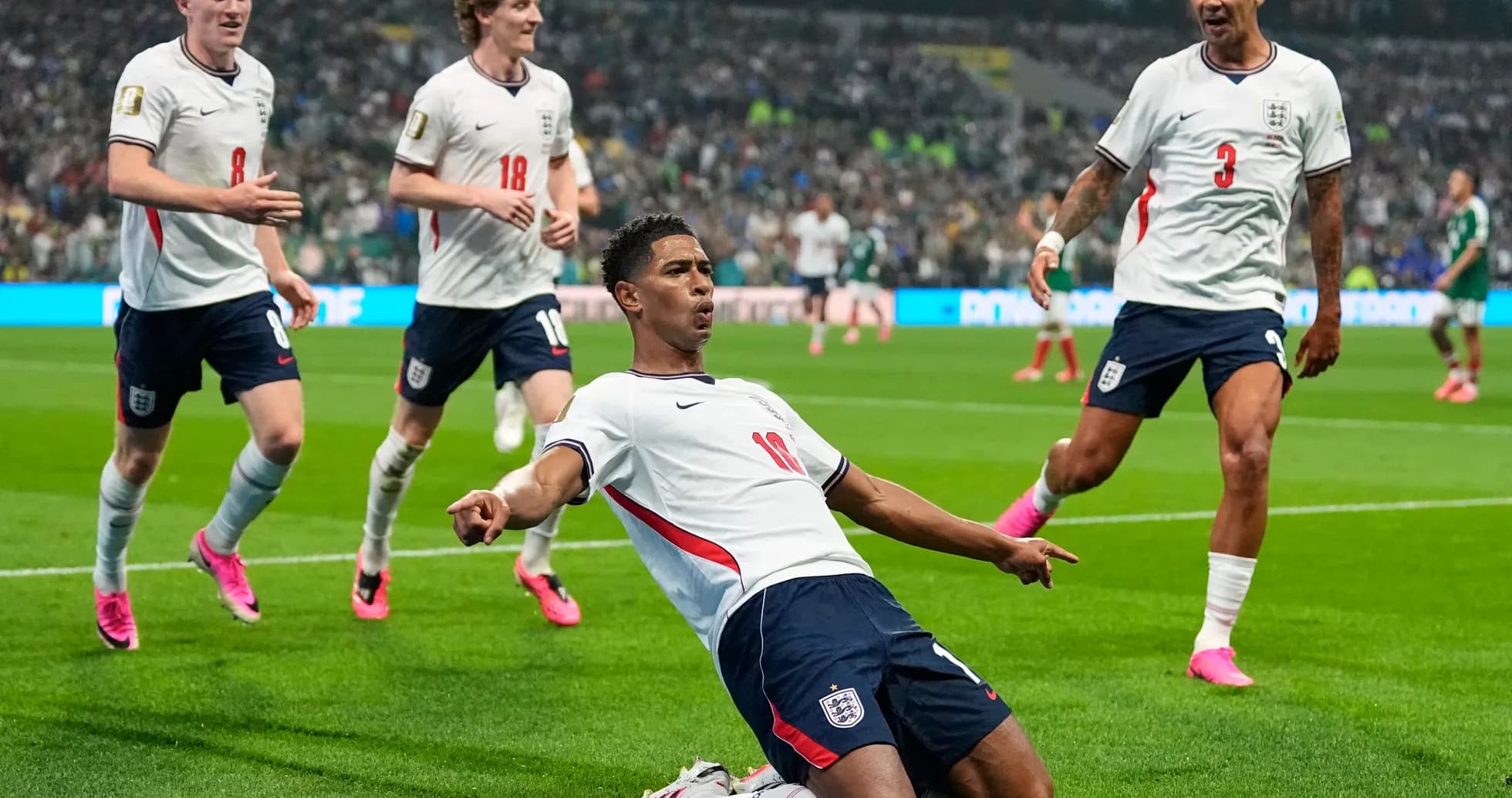 Jugadores de Inglaterra celebrando un gol