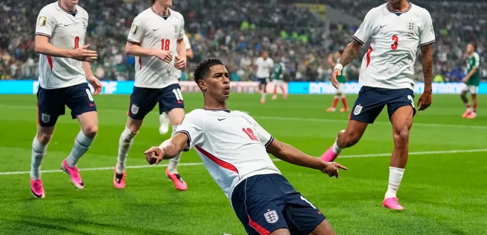 Jugadores de Inglaterra celebrando un gol