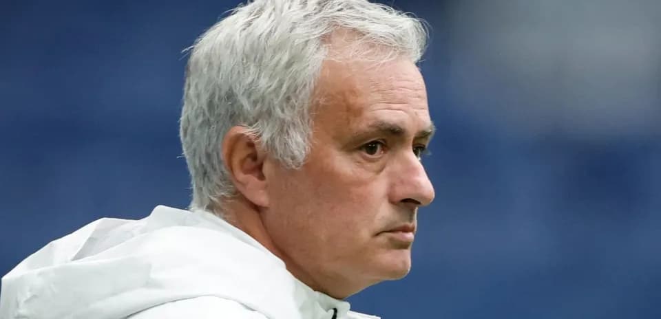 Entrenador observando el juego desde la línea de banda