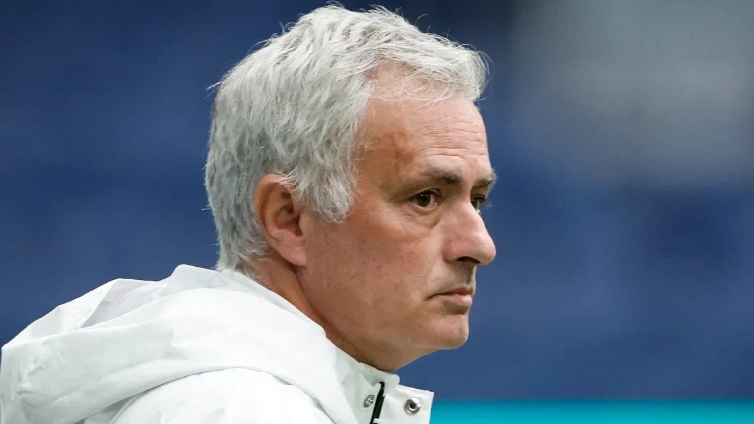 Entrenador observando el juego desde la línea de banda