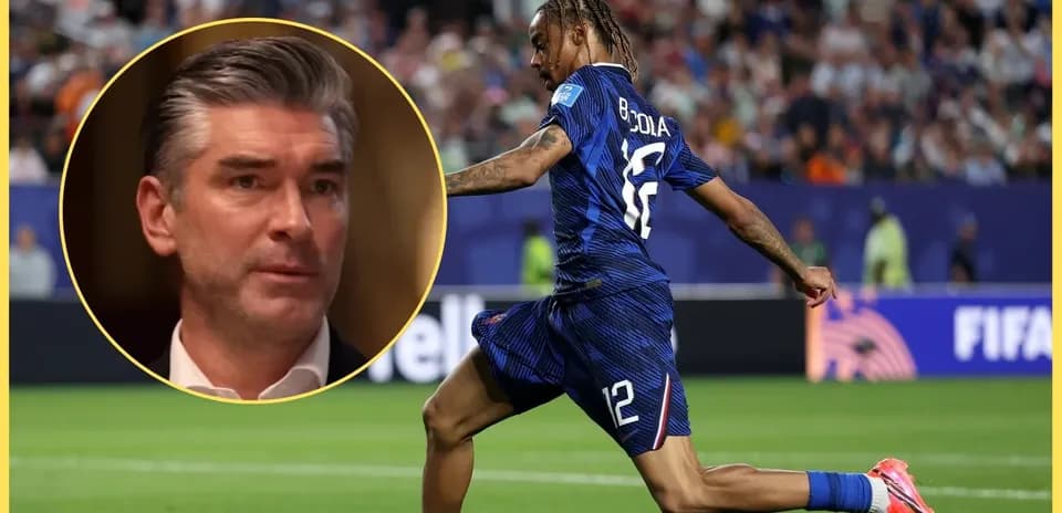Jugador corriendo con balón durante un partido de fútbol