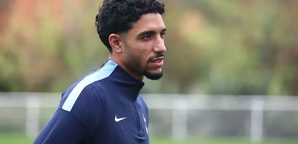 Jugador entrenando en el campo de práctica