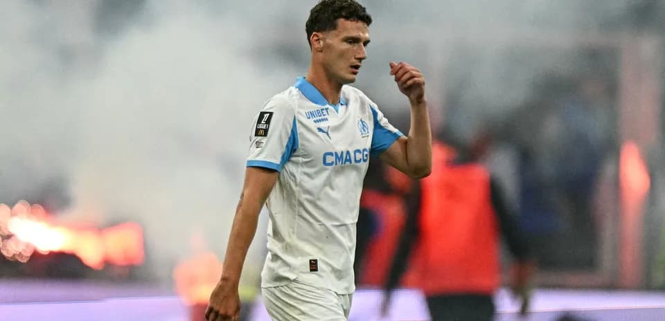 Jugador de Olympique de Marsella caminando por el campo