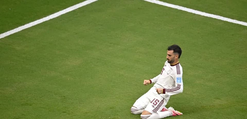 Jugador celebrando en el campo durante un partido