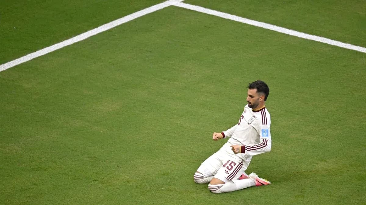 Jugador celebrando en el campo durante un partido