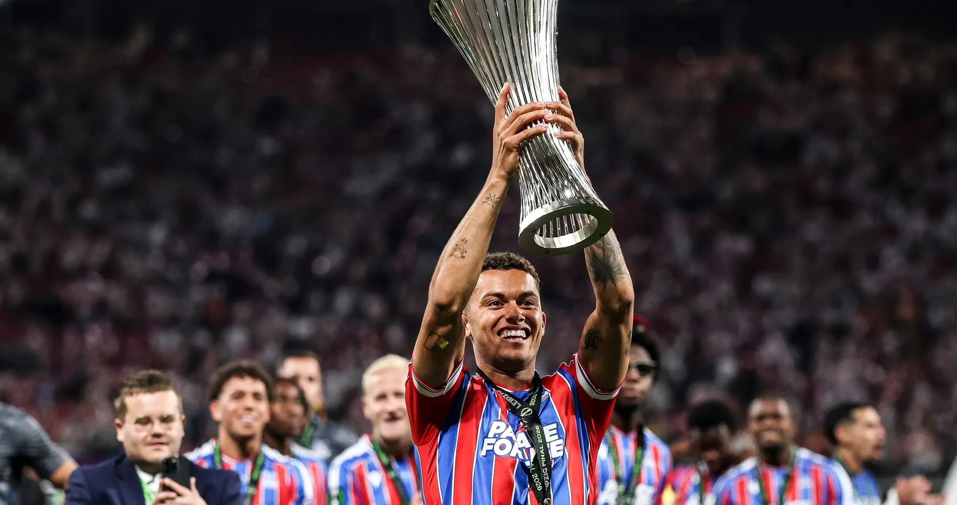 Jugador levantando el trofeo en celebración