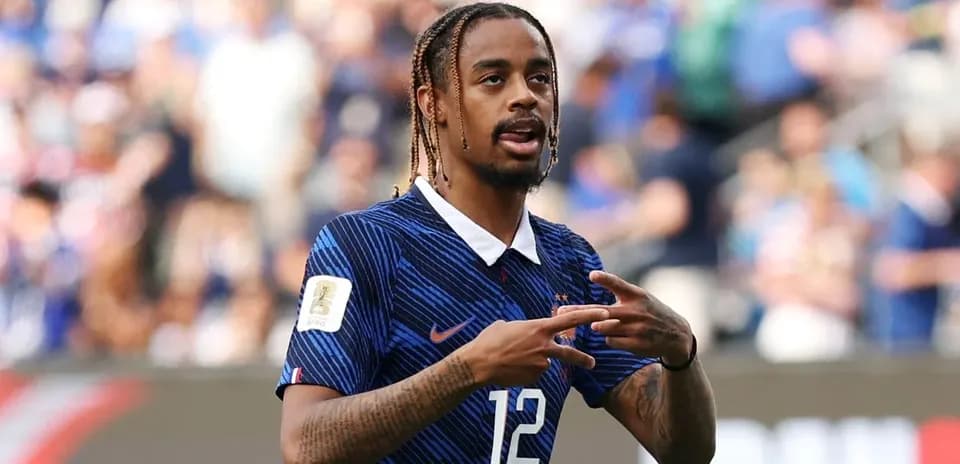 Jugador de fútbol señalando durante un partido