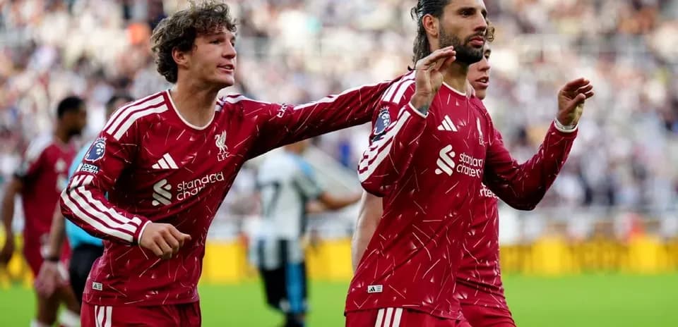 Jugadores de Liverpool celebrando un gol