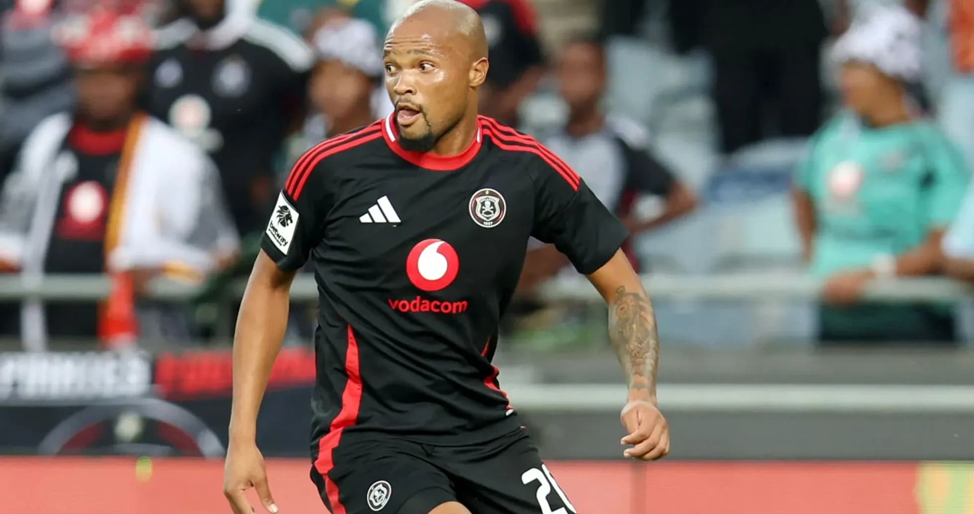 Jugador de Orlando Pirates corriendo en el campo