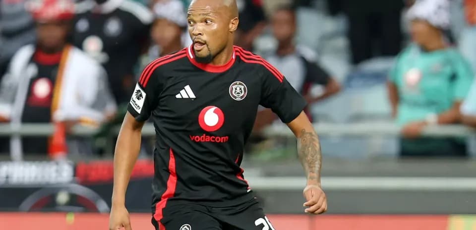 Jugador de Orlando Pirates corriendo en el campo