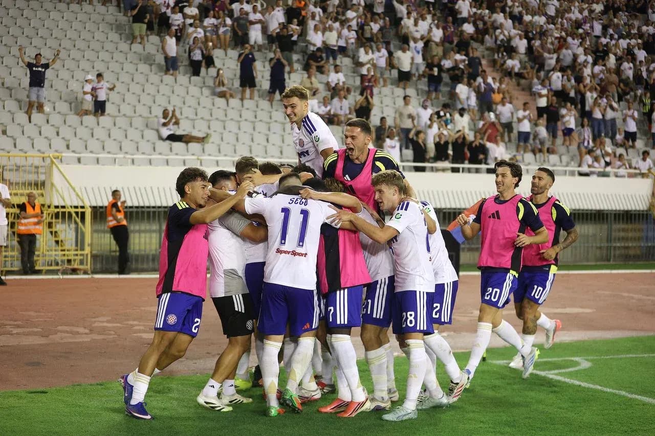 Jugadores de HNK Hajduk Split celebrando un gol