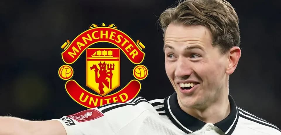 Jugador de Manchester United sonriendo en el campo