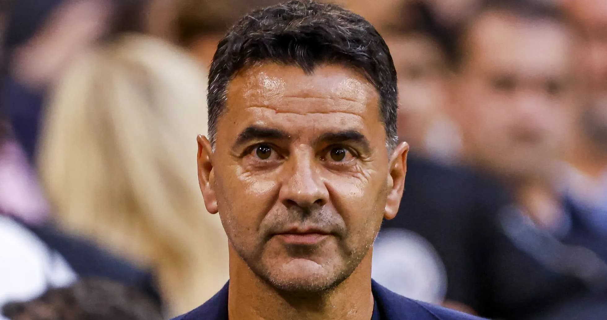 Entrenador observando desde la línea de banda