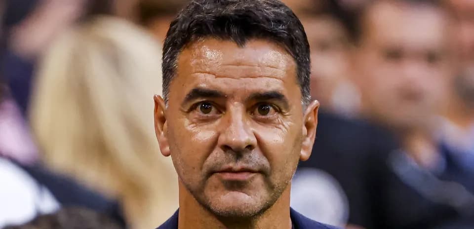 Entrenador observando desde la línea de banda