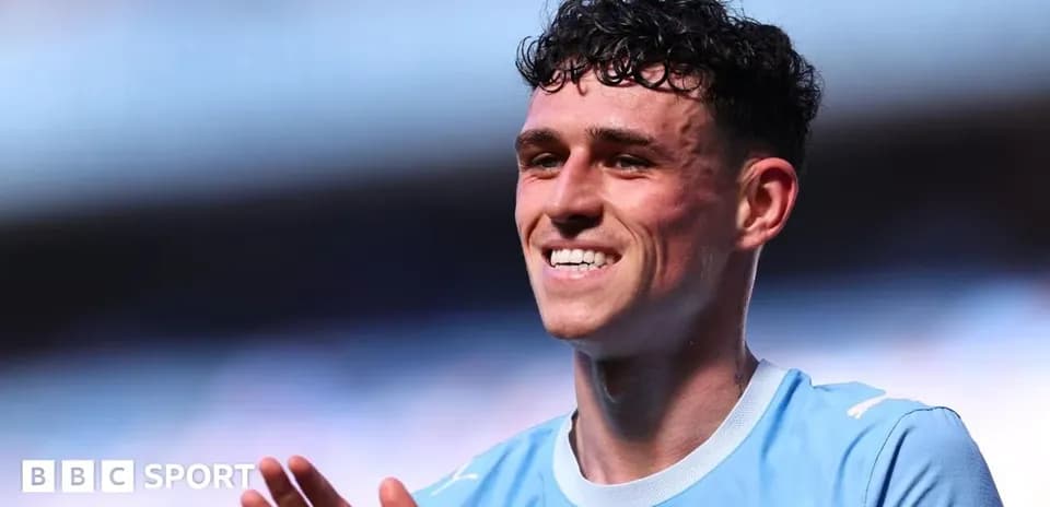 Jugador sonriendo y saludando en el estadio