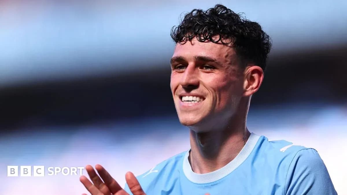 Jugador sonriendo y saludando en el estadio