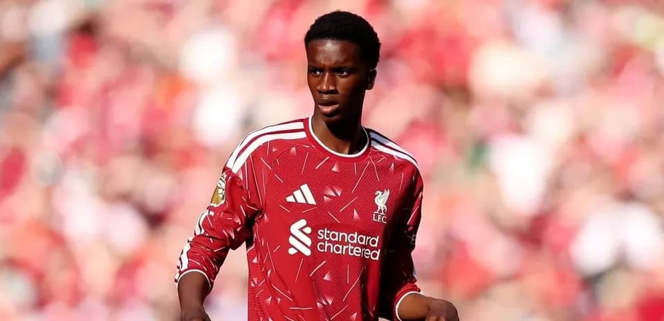 Jugador de Liverpool en el campo durante el partido