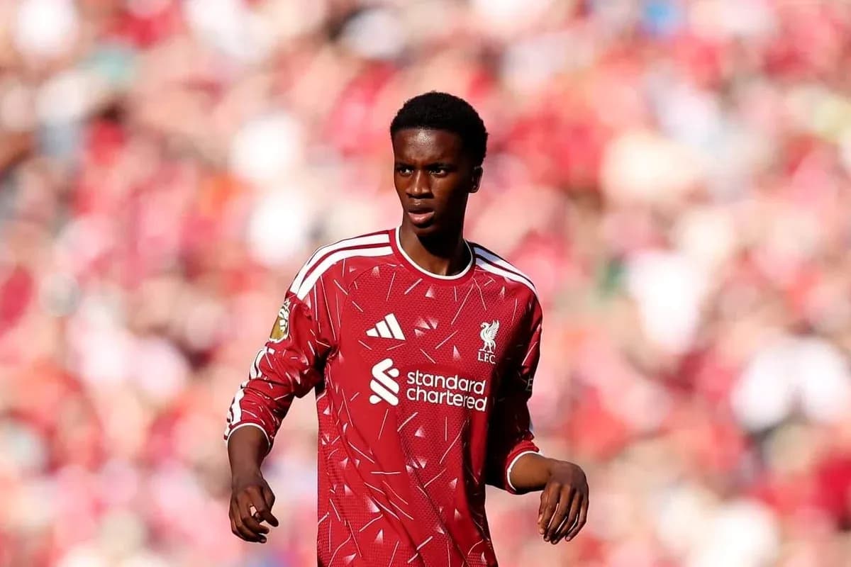 Jugador de Liverpool en el campo durante el partido