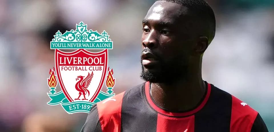 Jugador de fútbol con el escudo de Liverpool