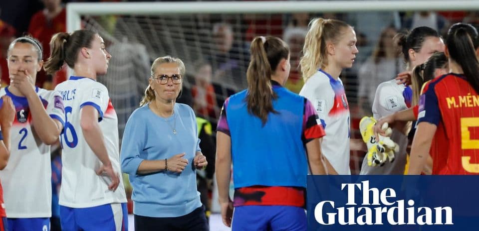 Jugadoras y entrenadora tras partido de fútbol femenino
