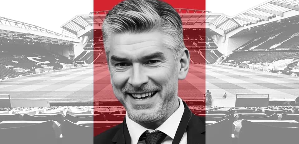 Hombre sonriendo en estadio de fútbol vacío